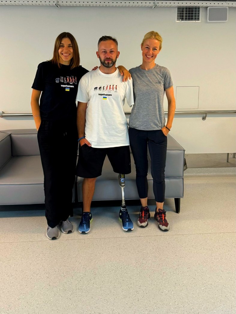Tanya and Malou Deichmann with a soldier in rehabilitation